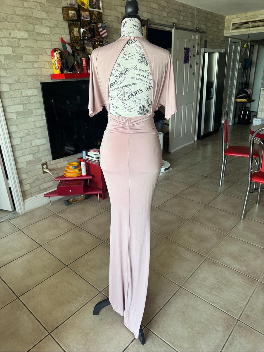 Elegant Blush V-Neck Maxi Dress with Front Slit - Picture 5 of 5